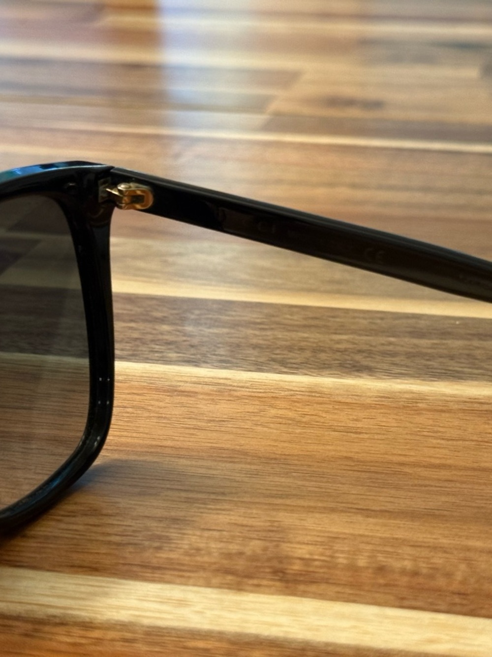 Gucci Women’s Black Sunglass - Picture 3 of 6